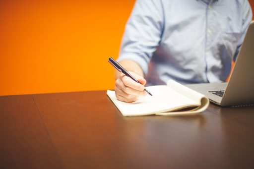 Ondernemer die achter een laptop werkt en AI-tools controleert in een kantooromgeving