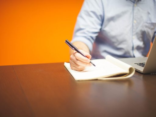 Ondernemer die achter een laptop werkt en AI-tools controleert in een kantooromgeving
