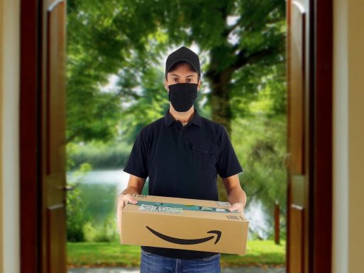 Ondernemer die pakketjes klaarmaakt voor internationale verzending vanuit een webshop