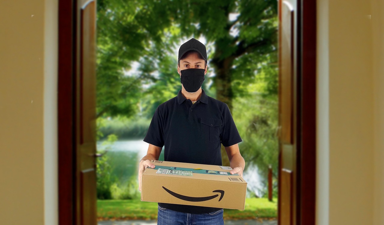 Ondernemer die pakketjes klaarmaakt voor internationale verzending vanuit een webshop