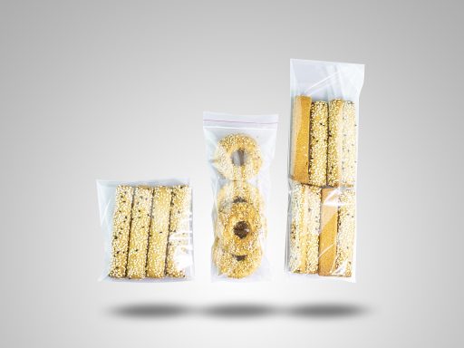 Ondernemer die producten inpakt voor verzending vanuit een eigen webshop