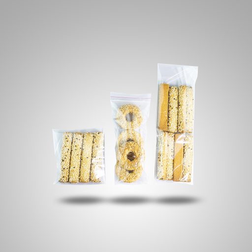 Ondernemer die producten inpakt voor verzending vanuit een eigen webshop