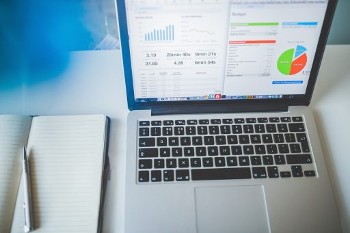Ondernemer bekijkt webshopstatistieken op laptop tijdens de zomermaanden