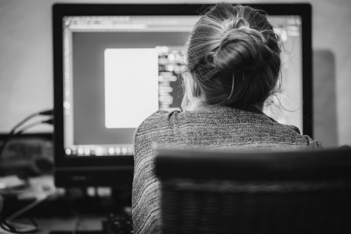 Laptop met een AI-chatbot geopend op een webshop productpagina