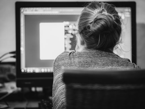 Laptop met een AI-chatbot geopend op een webshop productpagina