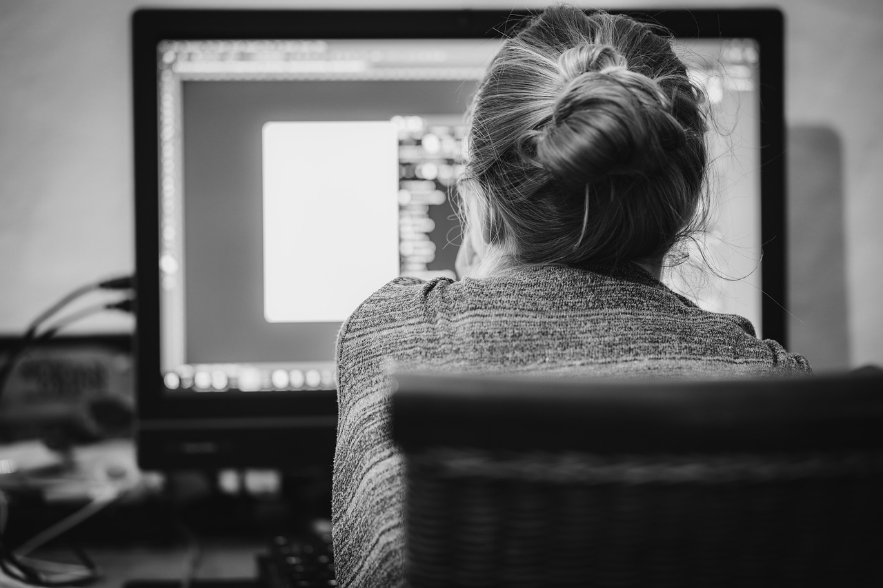Laptop met een AI-chatbot geopend op een webshop productpagina