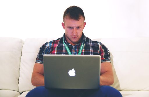 Zelfstandige ondernemer werkt vanuit huis achter een laptop