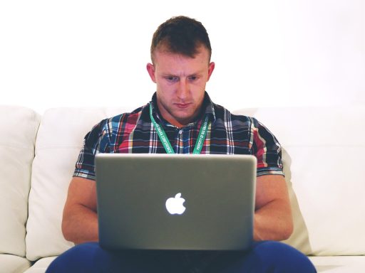 Zelfstandige ondernemer werkt vanuit huis achter een laptop