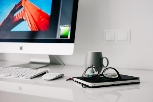 Thuiswerkplek met bureau en laptop, representatief voor hybride werken en arboverplichtingen