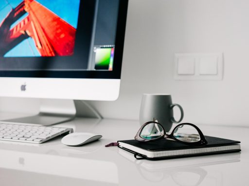 Thuiswerkplek met bureau en laptop, representatief voor hybride werken en arboverplichtingen