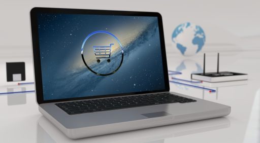 Webshophouder werkt achter laptop aan automatisering van zijn kleine webshop