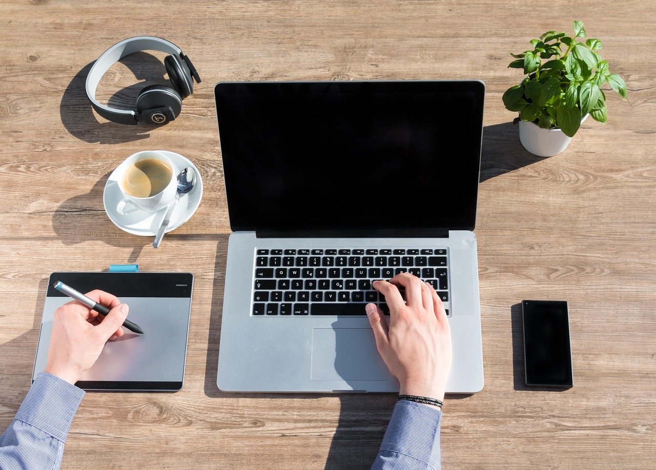 Freelancer werkt achter laptop aan huis en bekijkt financiële documenten