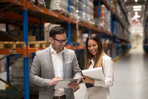 Magazijnmedewerkers die voorraad controleren ter voorbereiding op een drukke verkoopperiode