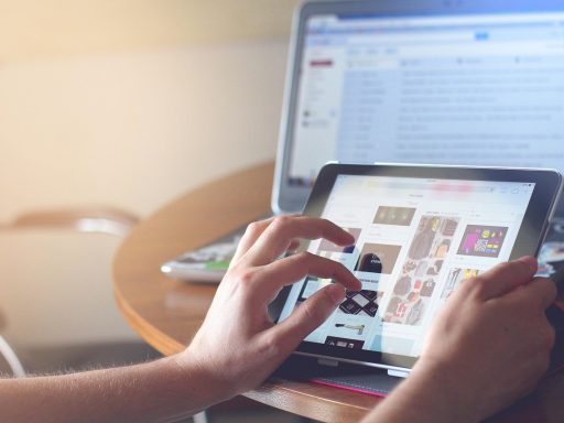 Laptop op bureau met een digitaal cursusplatform open in de browser