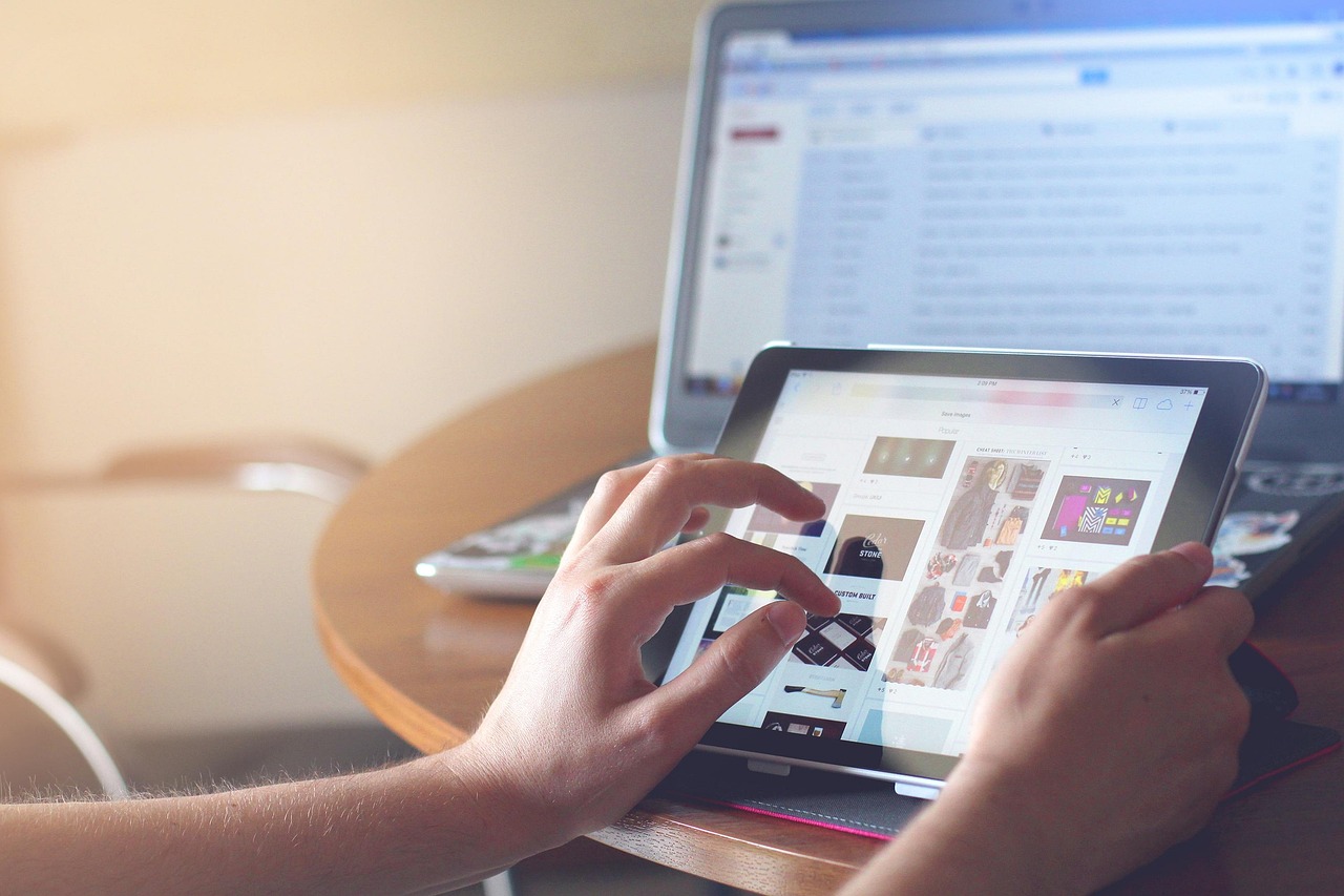 Laptop op bureau met een digitaal cursusplatform open in de browser