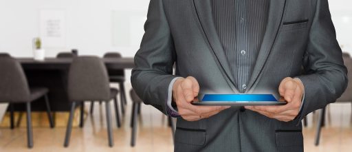 Ondernemer die een innovatieproject presenteert aan een beoordelingscommissie in een vergaderzaal