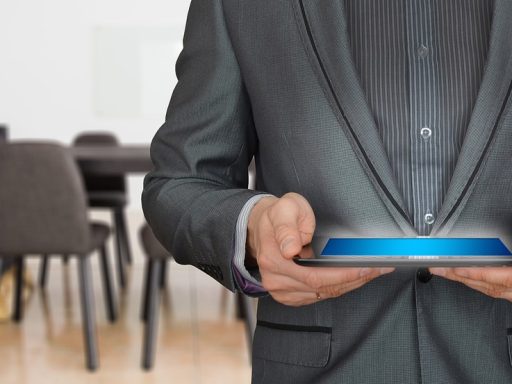 Ondernemer die een innovatieproject presenteert aan een beoordelingscommissie in een vergaderzaal