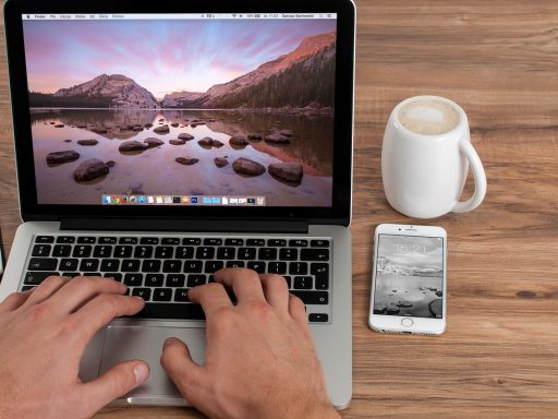 Zzp-marketeer werkt aan laptop met koffie en notities op tafel
