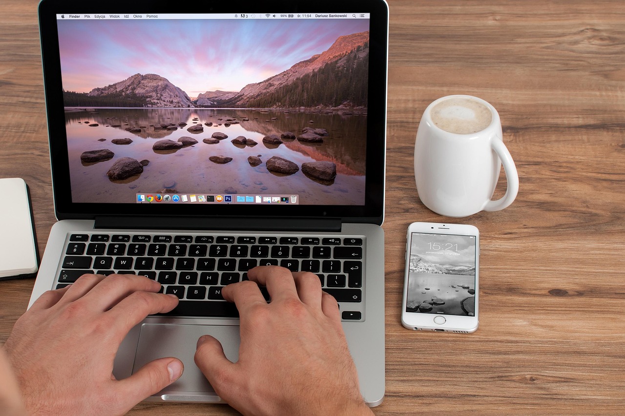 Zzp-marketeer werkt aan laptop met koffie en notities op tafel