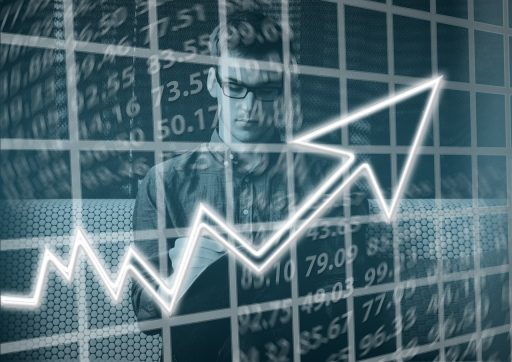 Ondernemer die financiële documenten doorneemt aan bureau