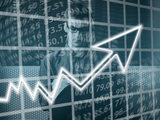 Ondernemer die financiële documenten doorneemt aan bureau