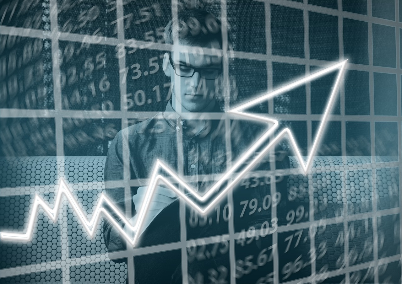 Ondernemer die financiële documenten doorneemt aan bureau