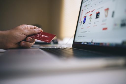 Ondernemer vergelijkt webshopplatforms op laptop