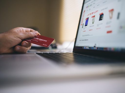 Ondernemer vergelijkt webshopplatforms op laptop