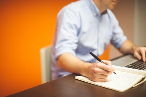 Mkb-ondernemer werkt achter laptop aan technologie-budget in een klein kantoor