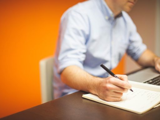 Mkb-ondernemer werkt achter laptop aan technologie-budget in een klein kantoor