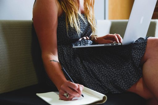 Online ondernemer die advertentiebudget berekent op laptop