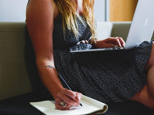 Online ondernemer die advertentiebudget berekent op laptop