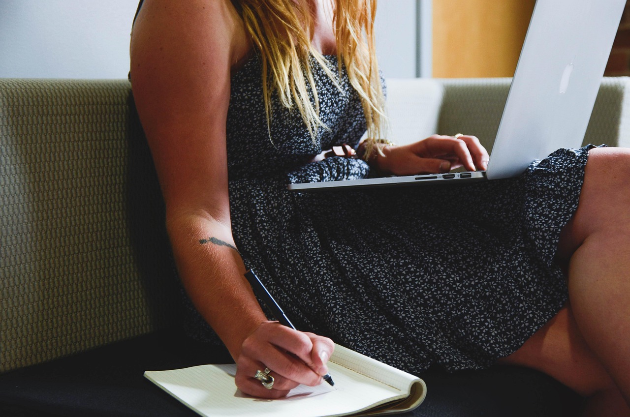 Online ondernemer die advertentiebudget berekent op laptop