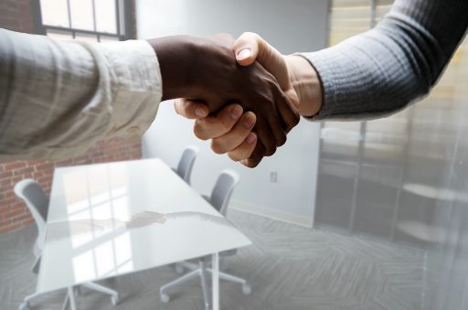 Ondernemer bespreekt vacature met kandidaat in klein kantoor