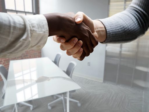 Ondernemer bespreekt vacature met kandidaat in klein kantoor