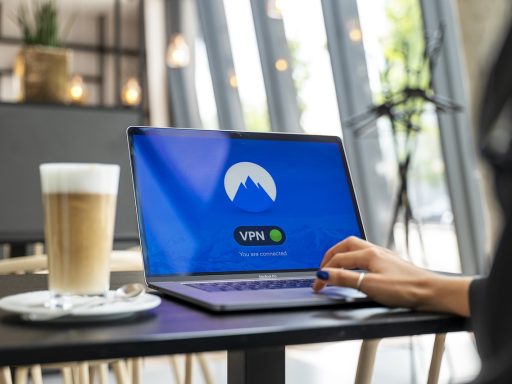 Zzp'er die aan een bureau thuis werkt en zijn administratie en bonnetjes doorneemt