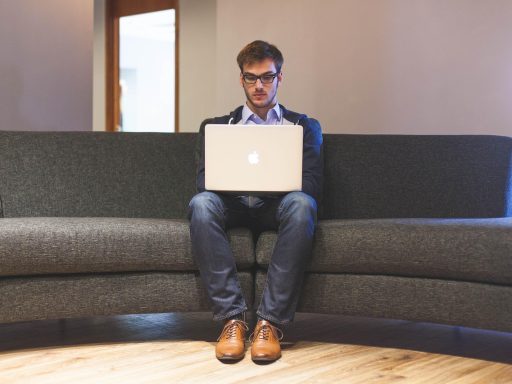 Zzp content marketeer werkt aan een e-commerce campagne op een laptop