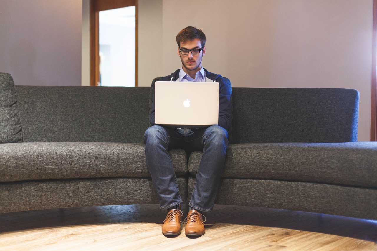 Zzp content marketeer werkt aan een e-commerce campagne op een laptop
