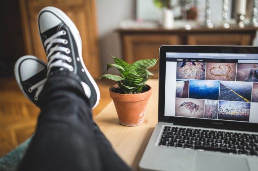 Zzp'er werkt achter laptop aan tariefvoorstel voor opdrachtgever
