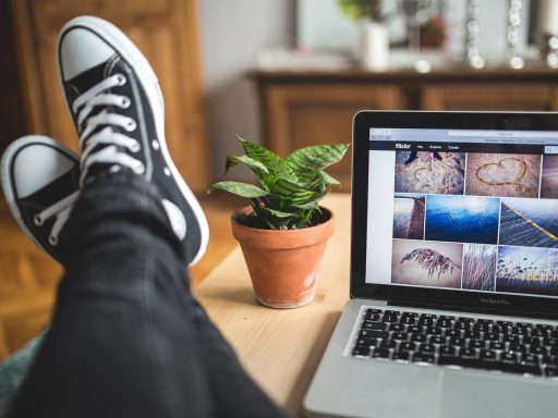 Zzp'er werkt achter laptop aan tariefvoorstel voor opdrachtgever