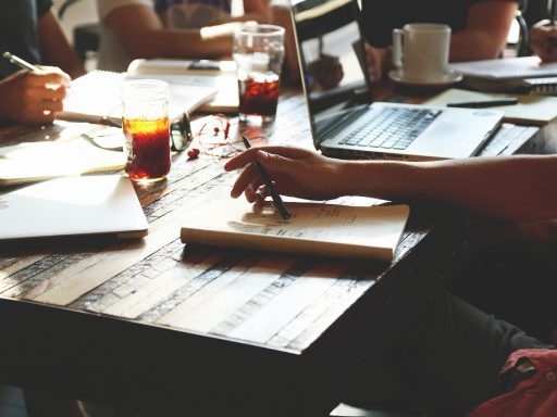 Ondernemer en appointment setter bespreken salesplanning aan bureau