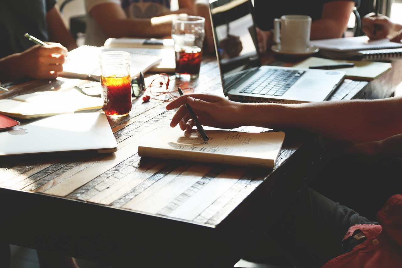 Ondernemer en appointment setter bespreken salesplanning aan bureau