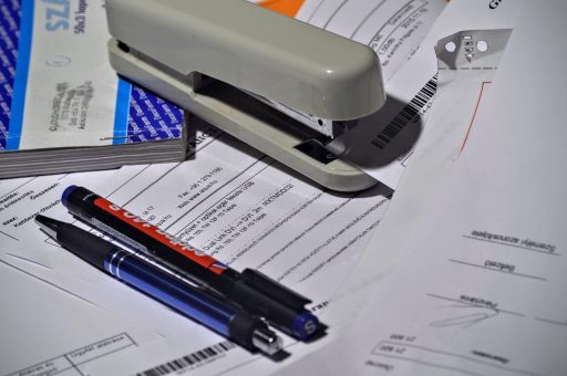 Een factuur op een bureau met een pen ernaast, klaar om te worden ingevuld en verstuurd