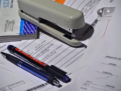 Een factuur op een bureau met een pen ernaast, klaar om te worden ingevuld en verstuurd