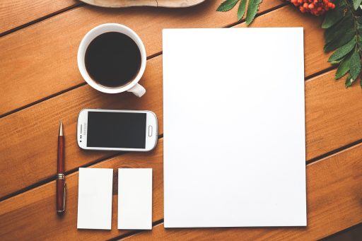 Kleine ondernemer die via de smartphone een influencer benadert voor een samenwerking
