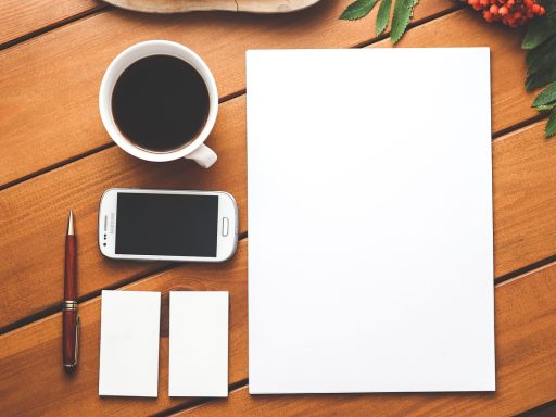 Kleine ondernemer die via de smartphone een influencer benadert voor een samenwerking