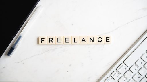 Freelancer die boekhoudkundige administratie doet aan een bureau