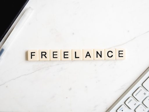 Freelancer die boekhoudkundige administratie doet aan een bureau