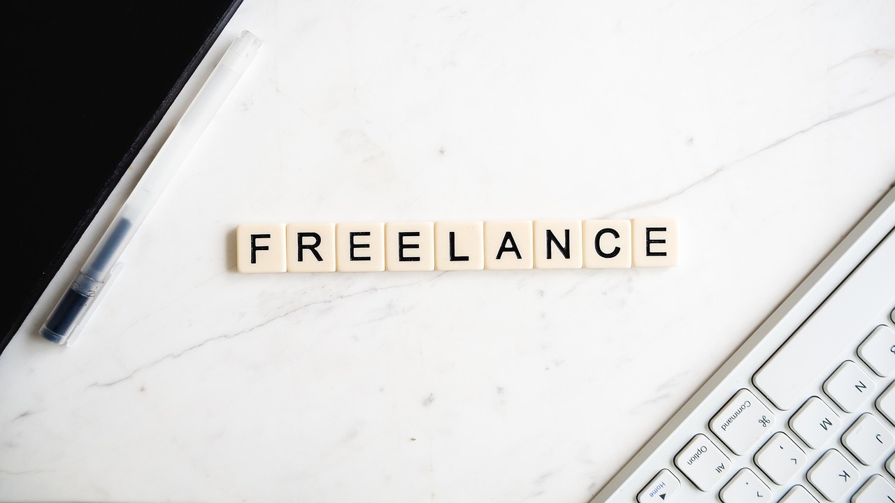 Freelancer die boekhoudkundige administratie doet aan een bureau