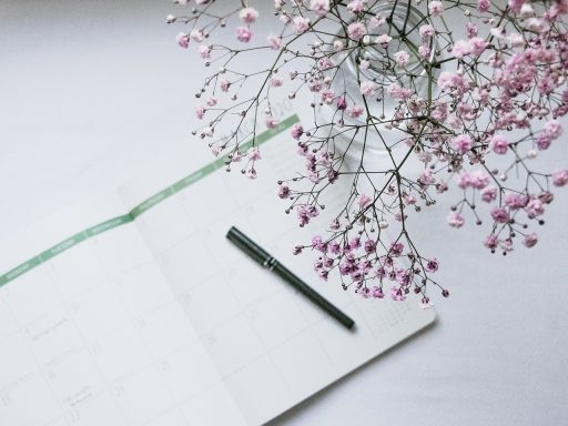 Ondernemer aan bureau met agenda en administratie voor kwartaalcheck